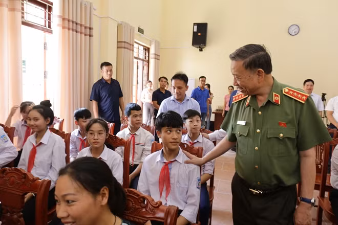 Bộ trưởng Tô Lâm động viên các cháu học sinh trường THCS Lãng Ngâm.