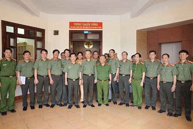 Các đại biểu tham quan Phòng Truyền thống XDPT toàn dân bảo vệ ANTQ.