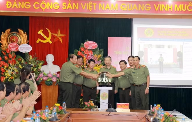 Bộ trưởng Tô Lâm, Thứ trưởng Bùi Văn Nam, Thứ trưởng Nguyễn Văn Sơn và các đại biểu nhấn nút khai trương Trang Thông tin ĐTTH phong trào toàn dân bảo vệ ANTQ.