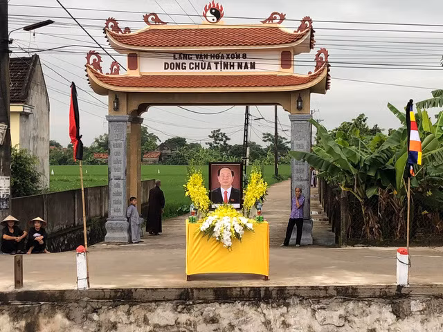 Nhiều ban thờ được lập bên đường. Người dân ôm di ảnh Chủ tịch nước trang nghiêm đứng chờ.