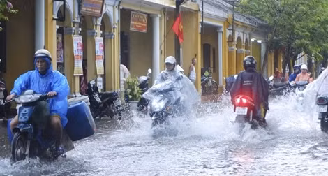 Phố cổ Hội An ngập sâu trong biển nước ảnh 7