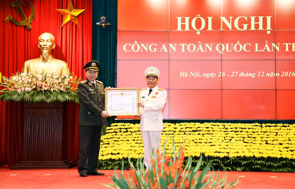 Thừa ủy quyền của Chủ tịch nước, Bộ trưởng Tô Lâm trao Huân chương Quân công hạng Nhì cho Thượng tướng Trần Việt Tân , nguyên Thứ trưởng Bộ Công an.