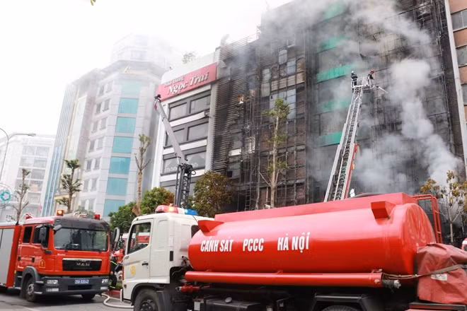 Lực lượng chữa cháy tại hiện trường.