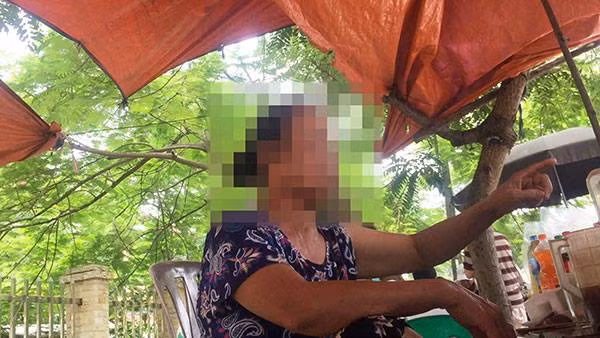 "Cò" S đang hướng dẫn nhà báo tiếp cận cửa để có bệnh án tâm thần.