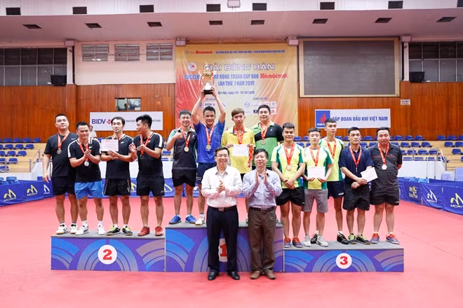 Tổng Biên tập Báo Hànộimới Nguyễn Hoàng Long cùng Phó Chủ tịch Liên đoàn Bóng bàn Hà Nội Đào Quang Bính trao giải nội dung đồng đội nam hạng A.