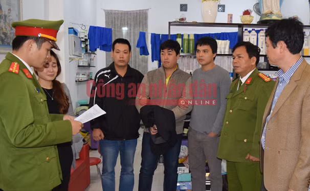 Công an tỉnh Thừa Thiên- Huế đọc lệnh khám xét nơi ở của đối tượng Nguyễn Hoàng Tâm.