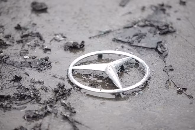 Logo chiếc Mercedes đắt tiền.