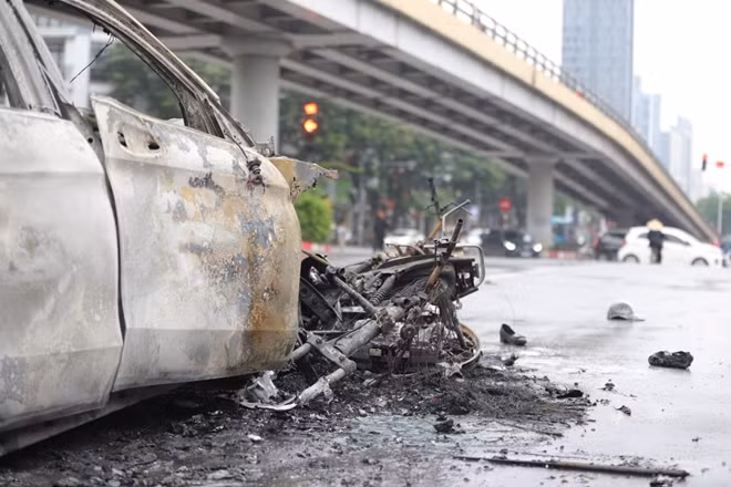 Chiếc xe máy bị tông cùng cảnh ngộ.