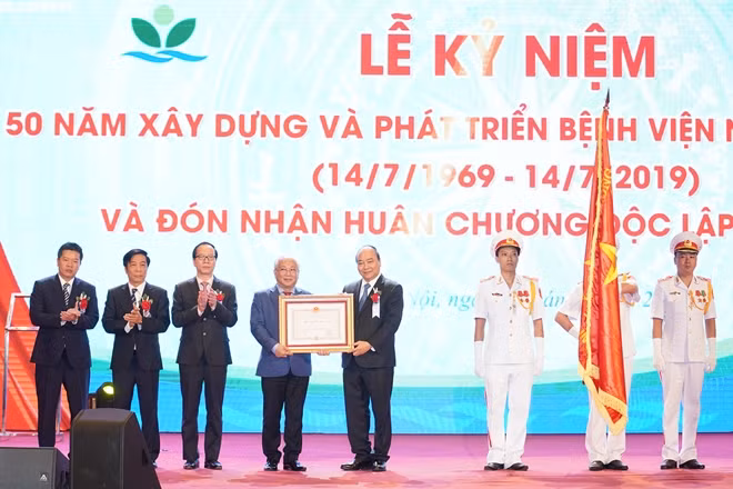 Thủ tướng trao Huân chương Độc lập hạng Nhì tặng Bệnh viện Nhi Trung ương