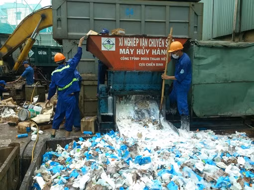 Tiêu hủy 50 tấn hóa mỹ phẩm, thực phẩm nhập lậu trị giá 18 tỷ đồng