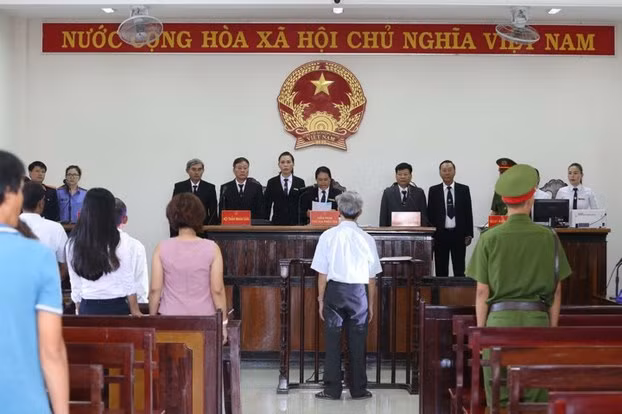 Phiên toà xử án treo Nguyễn Khắc Thuỷ. Phiên toà xử án treo Nguyễn Khắc Thuỷ.