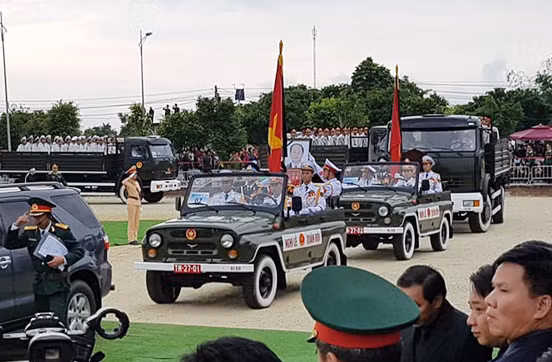 Đoàn xe tiến vào khu an táng.