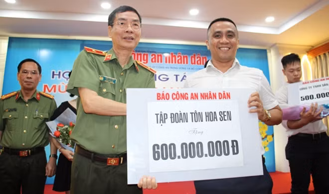 Tập đoàn Tôn Hoa Sen tặng 600 triệu đồng