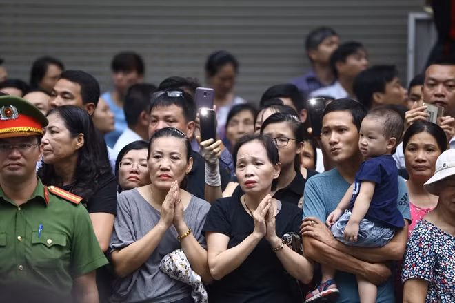 Nhiều người dân tới gần nhà riêng trên phố Ngụy Như Kon Tum để tiễn đưa Chủ tịch nước.