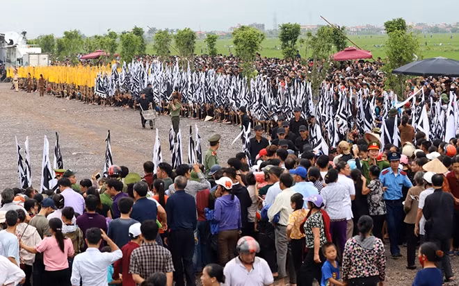 Người dân tới tiễn đưa Chủ tịch nước Trần Đại Quang về nơi an nghỉ cuối cùng.