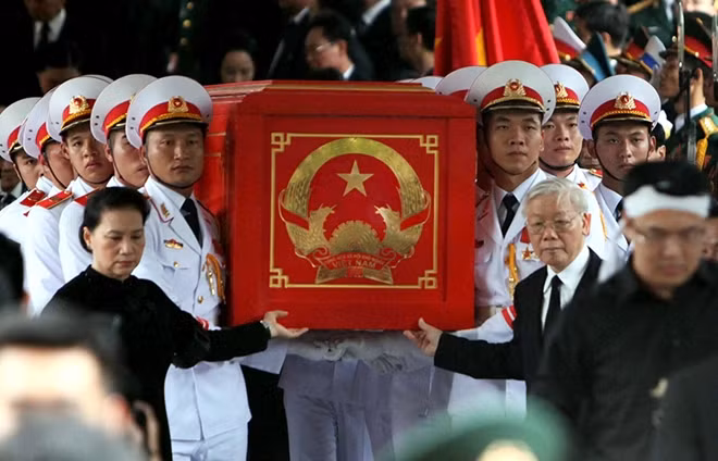 Tổng Bí thư Nguyễn Phú Trọng, Chủ tịch Quốc hội Nguyễn Thị Kim Ngân cùng các đồng chí lãnh đạo, nguyên lãnh đạo Đảng, Nhà nước sát cạnh linh cữu tiễn biệt Chủ tịch nước Trần Đại Quang.