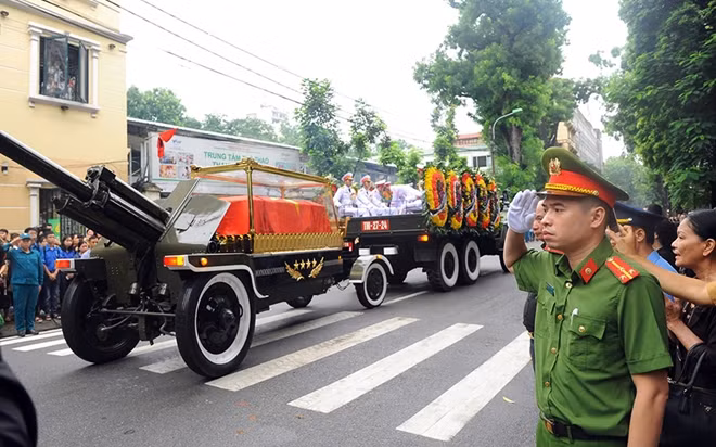 Đoàn xe rời nhà Tang lễ số 5 Trần Thánh Tông.