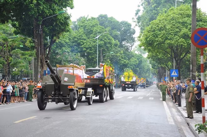 Đoàn xe nghi lễ đưa di hài của Chủ tịch nước Trần Đại Quang bắt đầu rời khỏi Nhà tang lễ số 5 Trần Thánh Tông để về huyện Kim Sơn, tỉnh Ninh Bình.