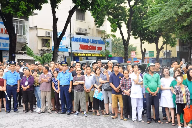 Nhiều người dân đã tới tiễn đưa Chủ tịch nước Trần Đại Quang.