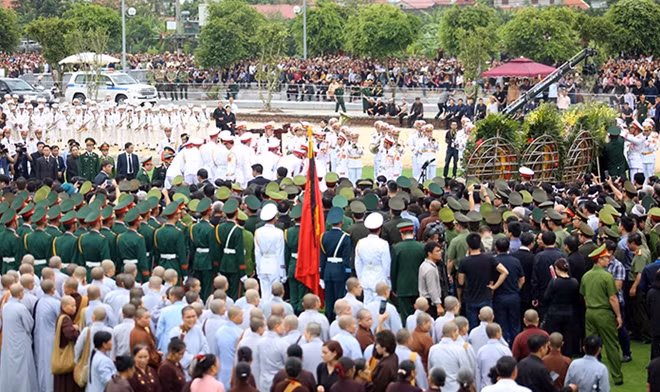 Linh cữu Chủ tịch nước Trần Đại Quang được đưa tới nơi huyệt mộ.