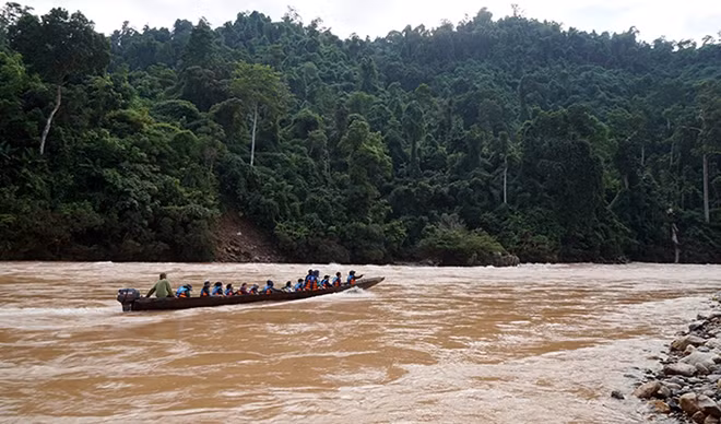 Sông Đà mùa lũ đục ngầu dữ tợn.