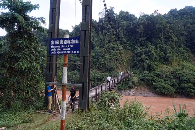 Cầu treo đầu nguồn sông Đà.