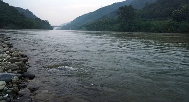 Nơi con sông Hồng chảy vào đất Việt.
