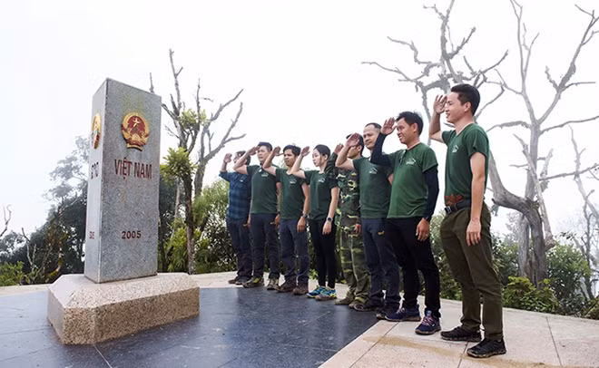 Lễ chào cờ trên đỉnh núi Khoang La San, nơi cột mốc 0. Mốc 3 cạnh đánh dấu chủ quyền 3 nước Việt Nam - Lào - Trung Quốc.