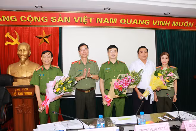 Thiếu tướng Phạm Văn Miên tặng hoa các vị khách mời dự buổi tọa đàm.