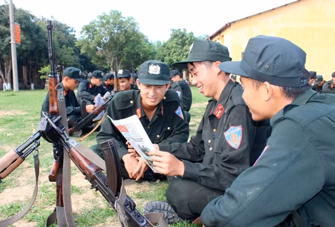 Giờ giải lao tại chỗ của những chiến sĩ Tiểu đoàn Cảnh sát cơ động Công an tỉnh Điện Biên sau một buổi luyện tập căng thẳng.