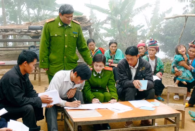 Cán bộ Đội quản lý hành chính Công an thành phố Điện Biên Phủ xuống địa bàn hướng dẫn nhân dân bản Pa Pốm, xã Thanh Minh, thành phố Điện Biên Phủ thủ tục cấp, đổi sổ hộ khẩu.
