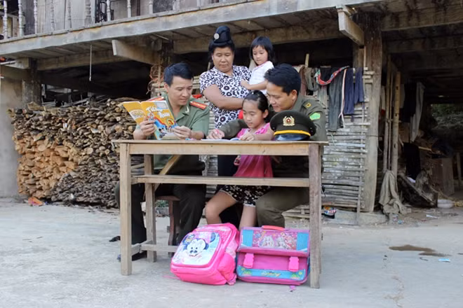 Cán bộ phòng Phong trào toàn dân bảo vệ ANTQ và lực lượng Công an xã Thanh Minh, thành phố Điện Biên Phủ với những việc làm thường ngày tại cơ sở.