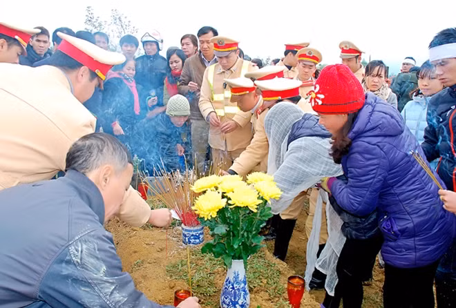 Cán bộ chiến sĩ Phòng Cảnh sát giao thông Công an tỉnh Điện Biên và hàng ngàn người dân đến thắp hương tiễn biệt Trung tá Trần Văn Hinh - Trạm trưởng Trạm CSGT Tuần Giáo hy sinh trong khi thực hiện nhiệm vụ phân luồng tại đèo Pha Đin.