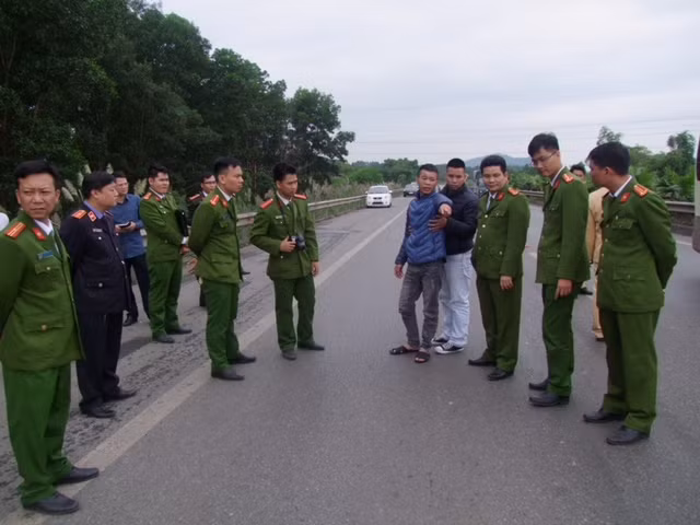 Đối tượng Trường (áo xanh).