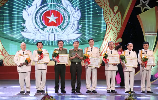 Trung tướng Trần Bá Thiều, Tổng cục trưởng Tổng cục Chính trị CAND trao Bằng khen của Bộ Công an tặng các nhà báo có thành tích xuất sắc.