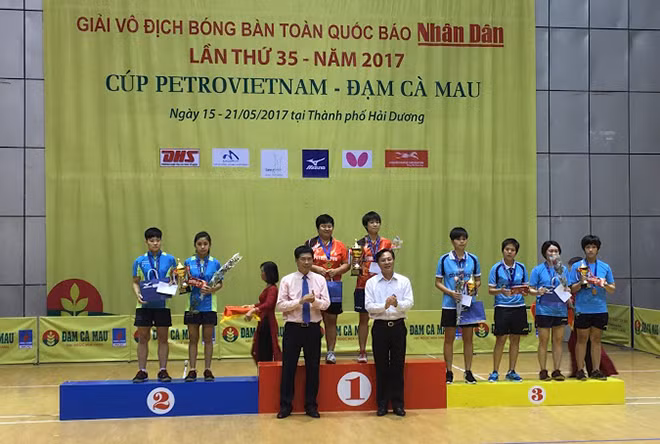 Ban tổ chức trao giải đôi nữ.