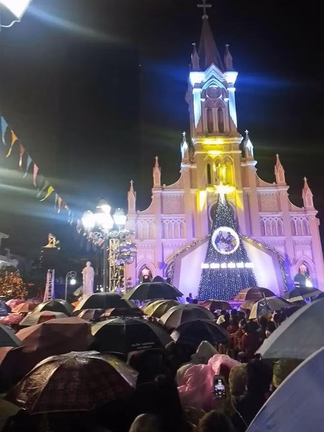 Người dân TP Đà Nẵng đội mưa đón Giáng sinh.