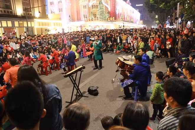 Người dân Thủ đô Hà Nội đón Giáng sinh trên phố đi bộ Hồ Gươm. (Ảnh: Trần Ngọc)