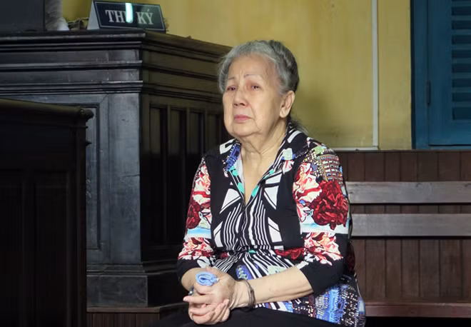 Bà Hương khóc trong giờ tòa nghị án. Bà Hương khóc trong giờ tòa nghị án.