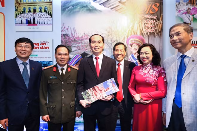 Chủ tịch nước Trần Đại Quang tham quan gian trưng bày Báo chí CAND.