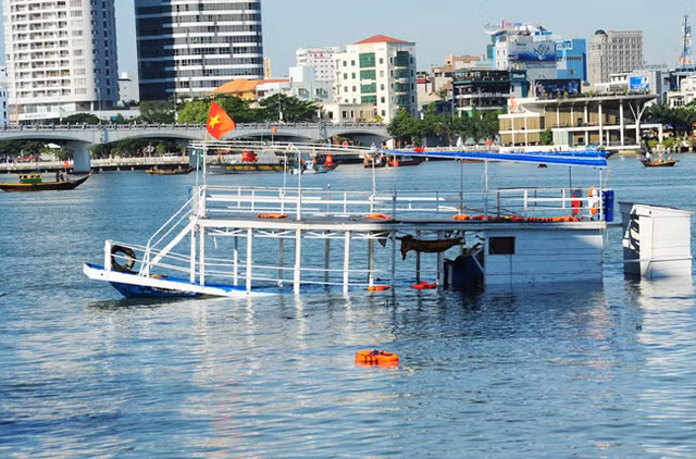 Tàu Thảo Vân 2 bị chìm trên sông Hàn.