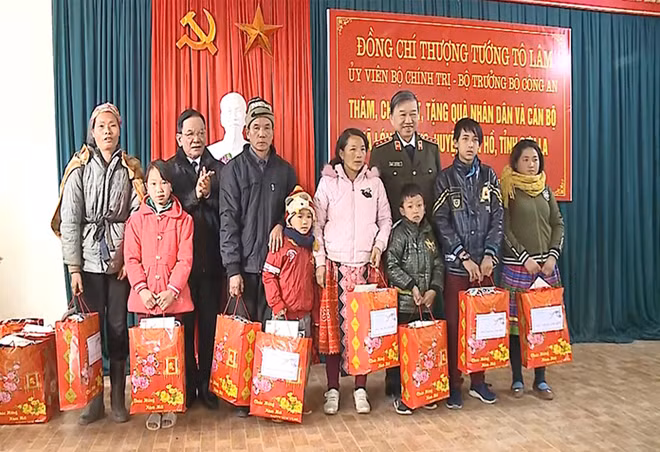 Bộ trưởng Tô Lâm trao tặng quà cho các tập thể, người có công với cách mạng, các hộ nghèo, người có uy tín, các đối tượng thuộc diện bảo trợ xã hội và trẻ em mồ côi trên địa bàn xã Lóng Luông.