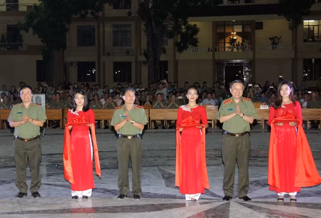 Bộ trưởng Tô Lâm và các đại biểu cắt băng khánh thành Quảng trường trung tâm Học viện ANND.