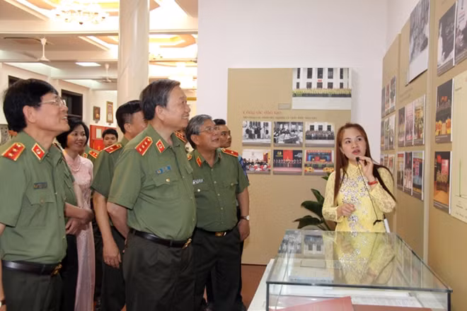 Bộ trưởng Tô Lâm và các đại biểu khai trương phòng truyền thống Học viện ANND.