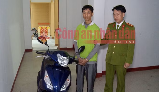 Đối tượng Lê Văn Cẩn bị bắt cùng phương tiện gây án.