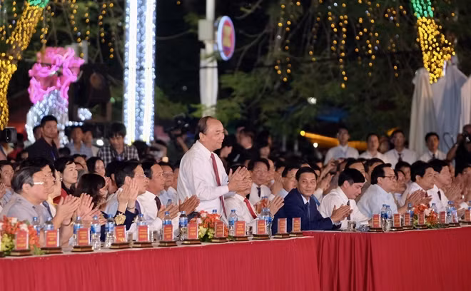 Thủ tướng Nguyễn Xuân Phúc và các đại biểu dự Lễ hội. (Ảnh: chinhphu.vn)