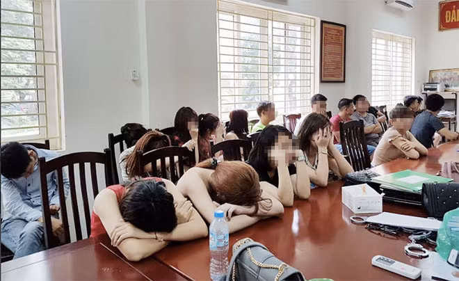 Nhóm nam nữ thanh niên vẫn chưa hết “phê” ma túy khi bị đưa về trụ sở cơ quan Công an.