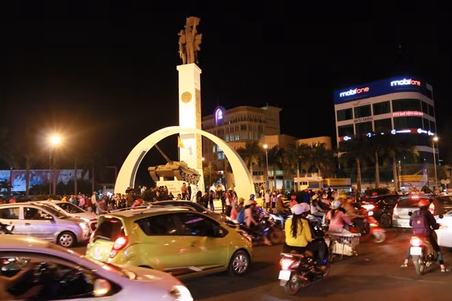 Tại trung tâm TP Buôn Ma Thuột, người dân đổ dồn về chào đón Giáng sinh ngày càng đông. (Ảnh: Văn Thành)