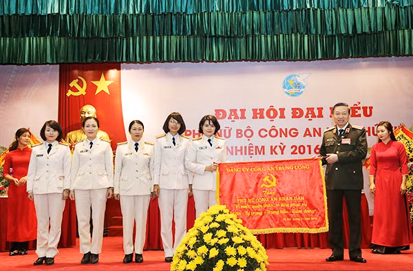 Bộ trưởng Tô Lâm trao bức trướng tặng Đại hội đại biểu Phụ nữ Bộ Công an lần thứ VIII, nhiệm kỳ 2016-2021.