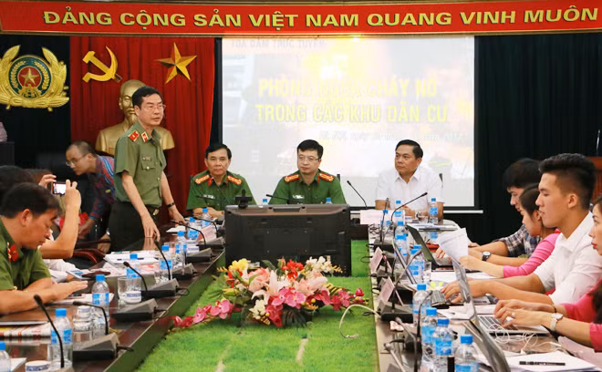 Thiếu tướng Phạm Văn Miên, Tổng biên tập Báo CAND phát biểu tại buổi tọa đàm.